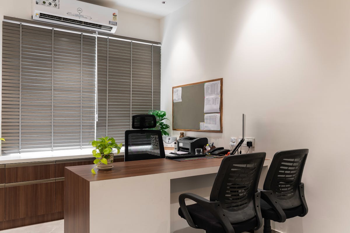 Despacho renovado con mobiliario y acabados limpios