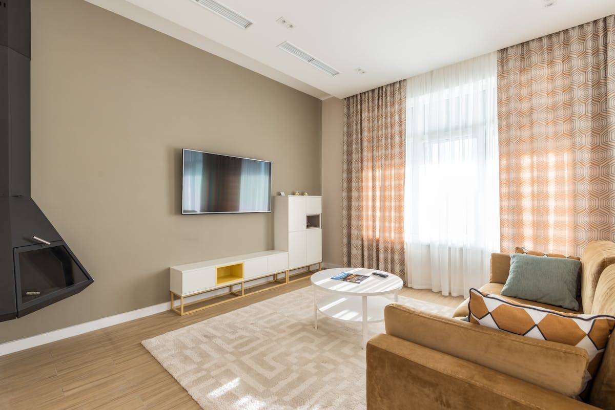 Salon reformado con gran entrada de luz natural